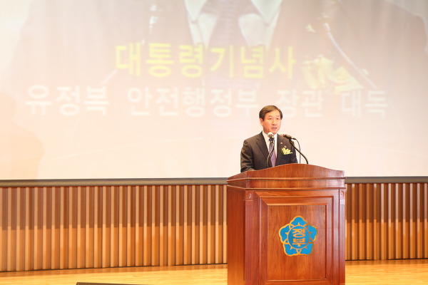 유정복 안전행정부 장관이 대통령 기념사를 낭독하고 있다. 박근혜 대통령은 기념사를 통해 국민통합을 강조했다. 