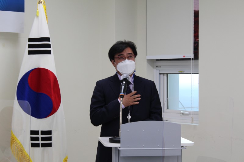 취임사를 낭독하는 이원영 상임이사의 모습