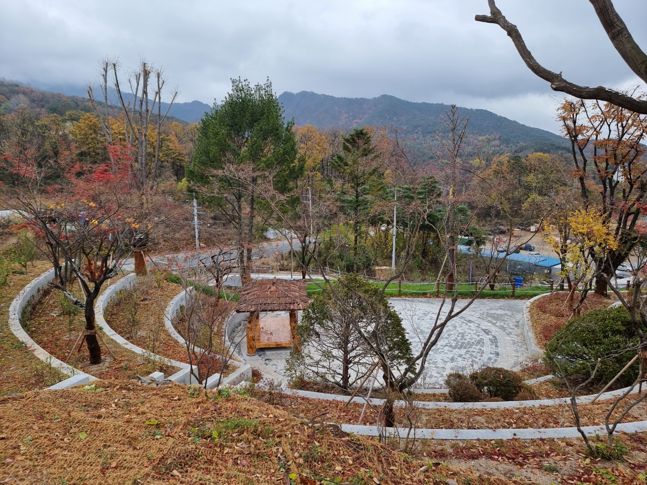 한국환경공단 인재개발원에 나무들이 심어진 모습