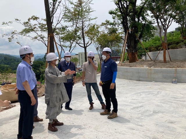 한국환경공단연수원 부지를 방문한 지선 이사장이 민주인권기념관에서 옮겨간 나무를 보고 있는 사진