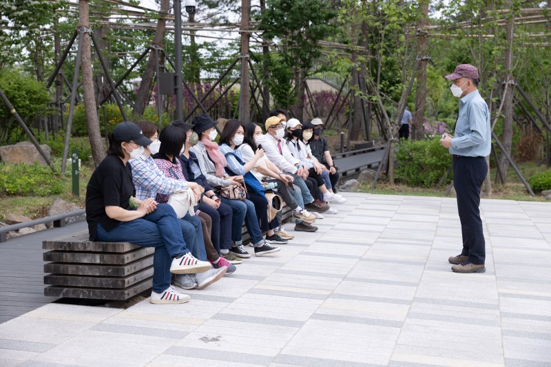 남산 일대의 역사적 의미를 설명하고 있는 양금식 사업국장과 참여자들