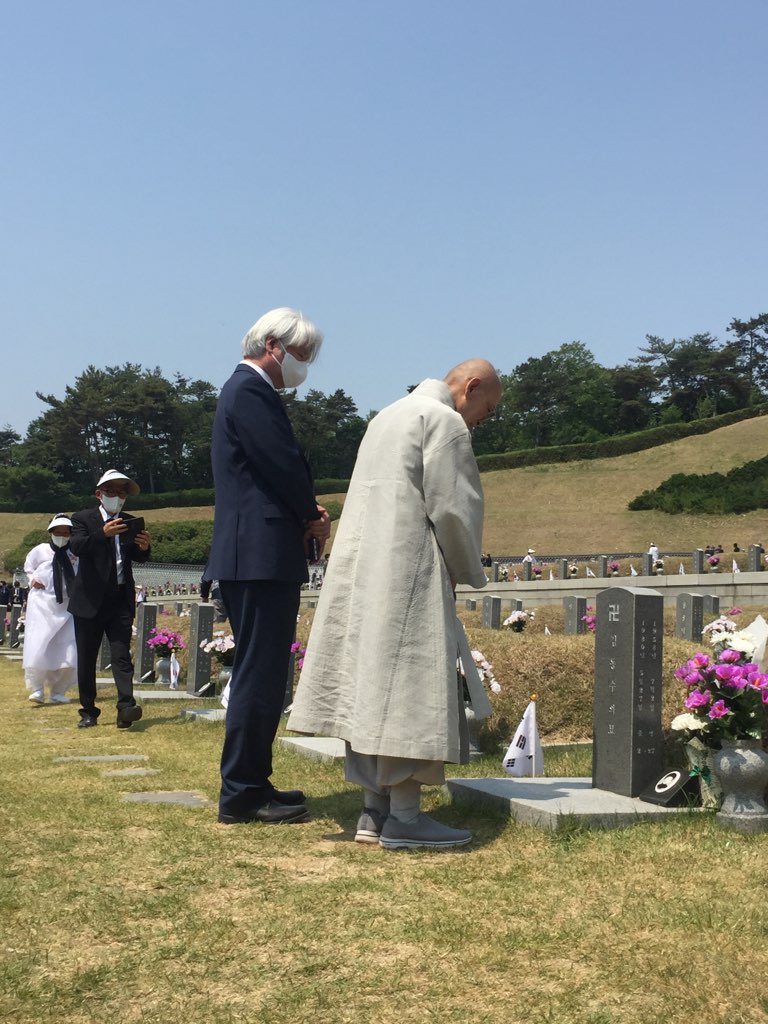 민주화운동기념사업회 지선 이사장이 지광 김동수 열사의 묘역에 참배하고 있는 모습