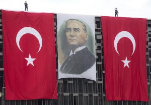 경제성장과 안보에 발목 잡혀 역주행하는 터키 민주주의 표지 이미지