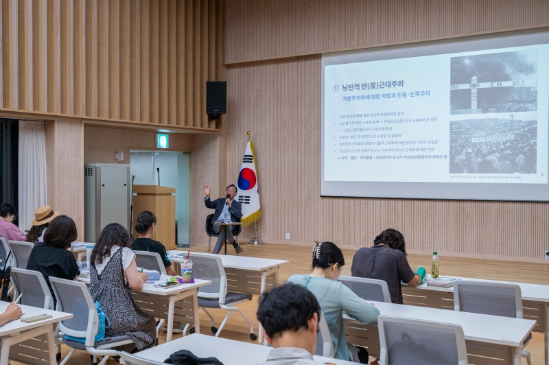 민주화운동기념관 여름 시민강좌 남영야학(夜學): 여름, 문화로 기억하는 [저항 문학이 민주주의에 던진 질문: 민중문학 | 김명인 관장(국립세계문자박물관)] 연관 이미지